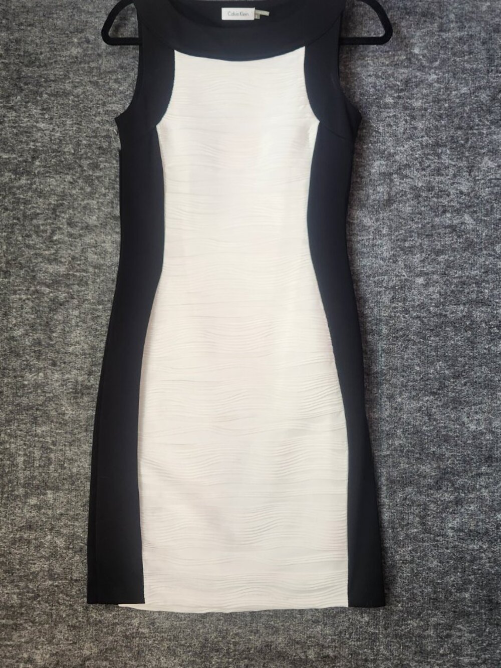 Calvin Klein Textured Colorblock Dress Size 2 Black Cream Slimming Sheath